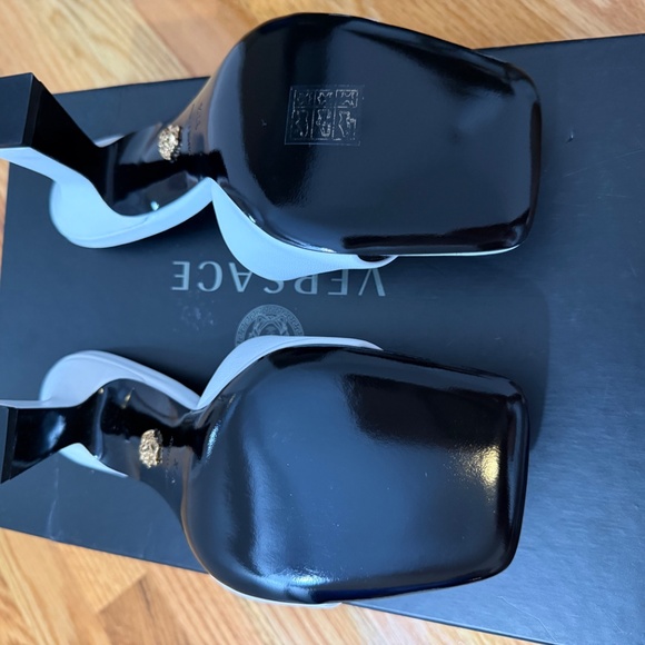 Versace Women's White Medusa 100% Leather Mule Sandals Size 37.5 - Picture 5 of 6